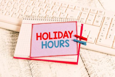 Kelime yazma metni Tatil Saatleri. Çalışan için iş konsepti tüm saat defter kağıt hatırlatma clothespin iğneli levha beyaz klavye ışık ahşap için iki kez normal ödeme alır.