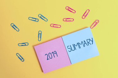 2019 Özetini gösteren yazı. Özellikle 2019 Renkli kare boş yapışkan not defterleri yapraklar renkli arka plan ana noktaları kapsayan kısa kapsamlı vitrine.