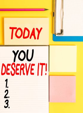 You Deserve It. İş fotoğraf vitrin gösteren Kavramsal el yazısı onların nitelikleri veya eylemleri nedeniyle olmalıdır Sarı arka plan tablosunda kopya alanı ile boş kağıtlar.