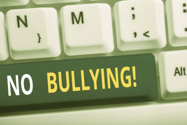 Kelime yazma metni No Bullying. Çocuklar arasında agresif davranışı durdurmak için iş konsepti güç dengesizliği Beyaz pc klavye beyaz arka plan anahtar kopyalama alanı üzerinde boş not kağıdı ile.