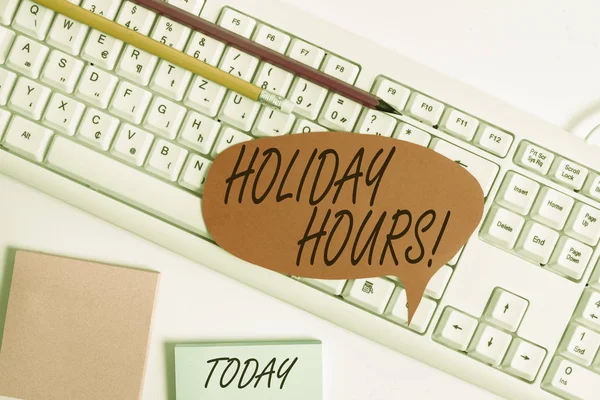 Textschreiben Feiertagsstunden. Geschäftskonzept für Überstunden für Mitarbeiter unter flexiblen Arbeitszeitplänen leeren Kopierraum rote Notizpapierblase über PC-Tastatur für SMS. — Stockfoto