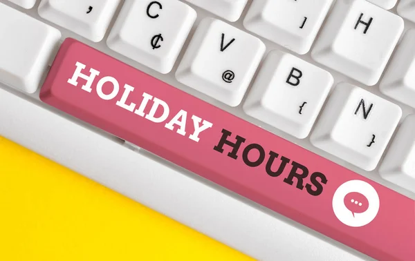 Schreibnotiz mit den Feiertagszeiten. Geschäftsfotos, auf denen Mitarbeiter das Doppelte ihres normalen Gehalts für alle Stunden erhalten, weiße PC-Tastatur mit Notizpapier über weißem Hintergrund. — Stockfoto