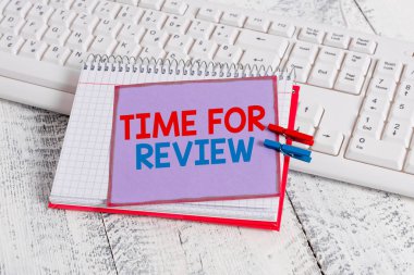 Word yazma metin Zaman İnceleme için. Resmi muayene defter kağıt hatırlatma clothespin iğneli levha beyaz klavye ışık ahşap bir sistem veya durumun gözden geçirilmesi için İş kavramı.