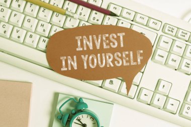 El yazısı metin Invest In Yourself. Kavram anlamı böylece metin mesajı için pc klavyeüzerinde çok daha iyi Boş kopya alanı kırmızı not kağıt kabarcık yapma yeni şeyler veya malzemeler öğrenmek.