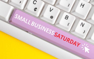 Small Business Cumartesi gösteren not yazma. Beyaz arka plan üzerinde not kağıdı ile Cumartesi Beyaz pc klavye sırasında düzenlenen Amerikan alışveriş tatil vitrine İş fotoğraf.