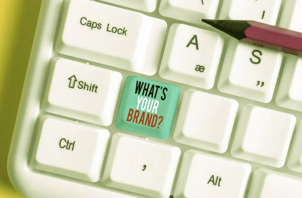당신의 브랜드 질문이 무엇인지 보여주는 개념적 손 쓰기. 제품 로고에 대해 묻는 비즈니스 사진 텍스트가 수행하거나 흰색 배경 위의 메모 용지로 흰색 PC 키보드를 전달하는 작업용지. — 스톡 사진