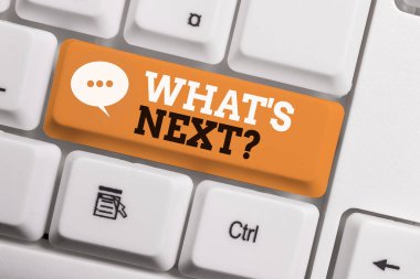 Sonraki Soru Ne Olduğunu gösteren metin işareti. Onun gelen eylem veya davranış beyaz arka plan tuşu kopyalama alanı üzerinde boş not kağıdı ile beyaz pc klavye hakkında gösteren soran kavramsal fotoğraf.