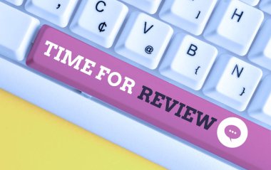 İnceleme Zamanı'nı gösteren not yazma. Resmi incelemebeyaz arka plan üzerinde not kağıdı ile bir sistem veya durumun gözden geçirilmesi İş fotoğraf.