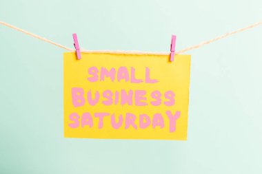 Small Business Cumartesi gösteren kavramsal el yazısı. Cumartesi Clothespin dikdörtgen şeklinde kağıt hatırlatma beyaz ahşap masa sırasında düzenlenen İş fotoğraf metin Amerikan alışveriş tatili.