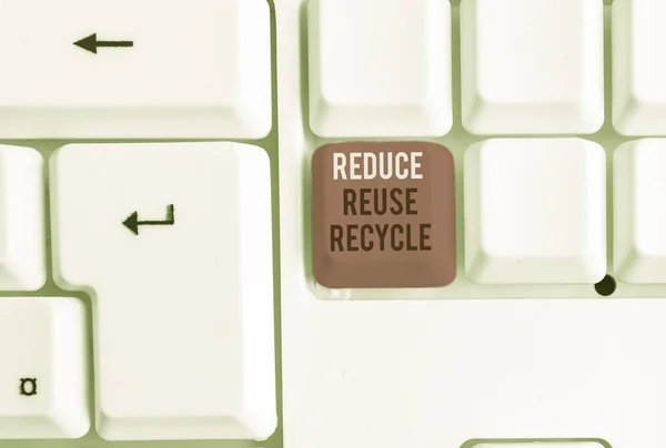 Escritura manual conceptual que muestra Reducir el reciclaje de reutilización. Texto de la foto del negocio ecológicamente responsable comportamiento del consumidor Teclado blanco de la PC con el papel de nota sobre el fondo blanco . — Foto de Stock