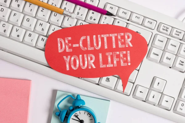 Handwriting text De Clutter Your Life. Concept meaning remove unnecessary items from untidy or overcrowded places Empty copy space red note paper bubble above pc keyboard for text message. — 图库照片