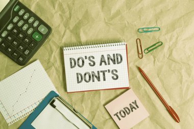 Bazı faaliyet veya eylemler Papercraft masa kare spiral defter ofis çalışma malzemeleri ile ilgili Kurallar veya gümrük vitrine Do Ve Dont S. İş fotoğraf gösteren not yazma.