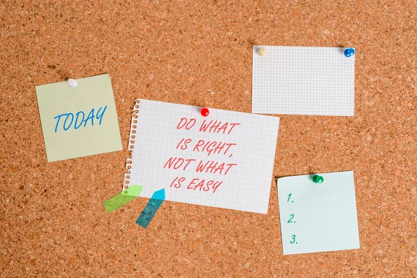 Notizen schreiben, die zeigen, das Richtige zu tun, nicht das Leichte. Business-Foto präsentiert bereit, sich für das, was richtig ist Korkboard Größe Papier Thumbtack Blatt Plakatwand Pinnwand. — Stockfoto