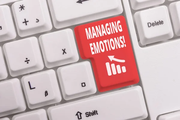 Signo de texto que muestra Managing Emotions. Capacidad de foto conceptual estar abierto a los sentimientos y modularlos en uno mismo Teclado de PC blanco con papel de nota vacío sobre el espacio de copia de la tecla de fondo blanco . — Foto de Stock