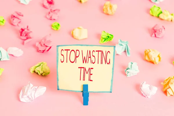 Signo de texto que muestra Stop Wasting Time. Asesoramiento de foto conceptual demostrando o grupo empezar a planear y usarlo Papeles arrugados coloreados recordatorio vacío piso rosa pinza de ropa . — Foto de Stock