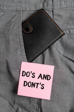 Do And Dont S. Business fotoğraf metin Kuralları veya bazı faaliyet veya eylemler ile ilgili gümrük gösteren Kavramsal el yazısı Notasyon kağıt yakınında pantolon ön cebinde küçük cüzdan.