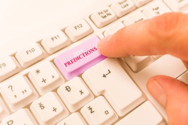 2019 Tahminleri gösteren kavramsal el yazısı. 2019'da beyaz arka planın üzerinde not kağıdı olan beyaz pc klavyede neler olacağını düşündüğünüzle ilgili iş fotoğrafı metin bildirimi.