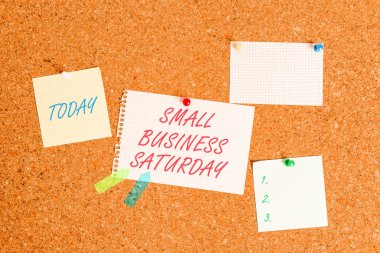 Small Business Cumartesi gösteren not yazma. Cumartesi Corkboard boyutu kağıt thumbtack levha billboard uyarı panosu sırasında düzenlenen Amerikan alışveriş tatil vitrine İş fotoğraf.