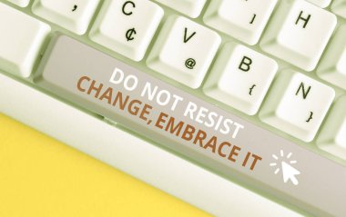 Don't Resist Change Embrace It. İş fotoğrafı vitrini yeni şeyler beyaz arka plan üzerinde not kağıdı ile Pozitif Beyaz pc klavye deneyin yeni şeyler deneyin gösteren not.