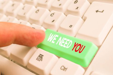 Word yazma metni Size İhtiyacımız Var. Beyaz arka plan anahtar kopyalama alanı üzerinde boş not kağıdı ile atama görev veya yükümlülük Beyaz pc klavye ihtiyaçlarını karşılamak için iş kavramı.