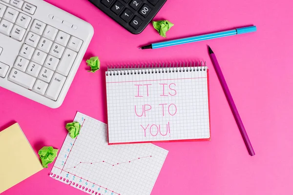 Handgeschreven tekst schrijven het is aan jou. Concept betekenis gebruikt om aan te tonen dat ze degene zijn om te beslissen schrijf apparatuur en computer spullen boven de klassieke houten tafel. — Stockfoto