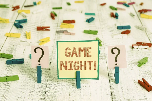 Manuscrito texto Game Night. Conceito significado geralmente é chamado em datas de jogo adulto como poker com amigos Scribbled e desmoronando folha com clipes de papel colocados na mesa de madeira . — Fotografia de Stock