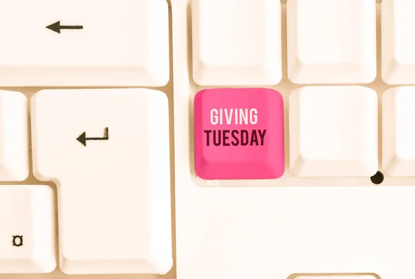 Escritura a mano conceptual mostrando Giving Tuesday. Texto de la foto de negocios Día internacional de la caridad que da activismo Hashtag Teclado de PC blanco con papel de nota sobre el fondo blanco . —  Fotos de Stock