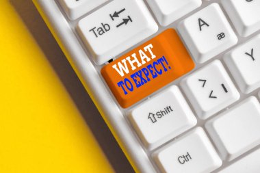 Ne Beklemem Gerektiğini gösteren not yazma. Beyaz arka plan üzerinde not kağıdı ile beyaz pc klavye gerçekleşmesi olası bir şey ile ilgili soran İş fotoğraf vitrin.