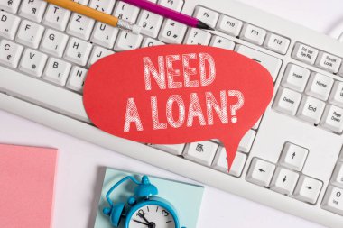 El yazısı metin Bir Kredi Soru gerekir. Kavram o para ihtiyacı beklenen faiz ile geri ödenen boş kopya alanı kırmızı not kağıt kabarcık pc klavye üzerinde metin mesajı için soran anlamı.