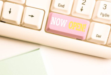 Word yazma metni Şimdi Aç. Bu geçerli zamanda kapalı veya kapalı olmayan kapı veya pencereler için iş konsepti Beyaz arka plan tuşu kopyalama alanı üzerinde boş not kağıdı ile Beyaz pc klavye.
