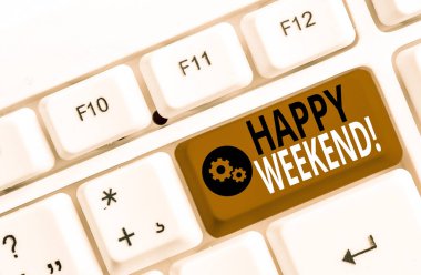 El yazısı metin Happy Weekend. Kavram güzel bir şey oldu anlamı ya da beyaz arka plan tuşu kopyalama alanı üzerinde boş not kağıdı ile yaşam Beyaz pc klavye memnun hissediyorum.