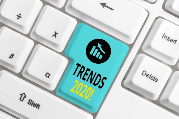 Word zapisuje text trendy 2020. Obchodní koncept pro všeobecný směr, ve kterém se něco vyvíjí nebo mění klávesnice White PC s prázdným papírem nad bílým klíčem na kopírování. — Stock fotografie