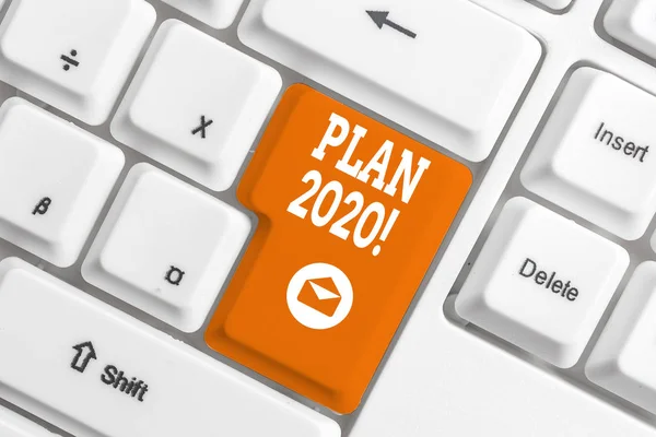 계획 2020을 보여주는 개념적 손 쓰기. 비즈니스 사진 전시 상세한 제안 뭔가 내년 달성 하 고 흰색 배경 위에 메모 종이 와 화이트 PC 키보드. — 스톡 사진