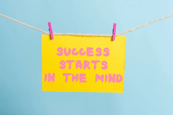 Conceptuele hand schrijven met succes begint in de geest. Zakelijke foto tekst stel je geest op positiviteit het kan gaan een lange weg wasknijper rechthoek vormige papier herinnering wit houten bureau. — Stockfoto