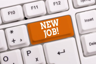 El yazısı metin Yeni İş. Kavram son zamanlarda beyaz arka plan tuş kopyalama alanı üzerinde boş not kağıdı ile düzenli istihdam Beyaz pc klavye ücretli konumu olan anlamı.