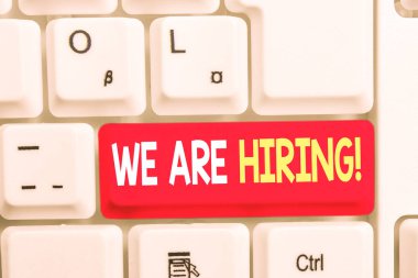 İşe Alıyoruz'u gösteren bir not yazıyorum. Son zamanlarda birini istihdam veya beyaz arka plan üzerinde not kağıdı ile belirli bir iş yapmak için birisi ödeme İş fotoğraf vitrin.