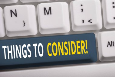 Word yazma metin Things Göz önünde bulundurulması gereken. Beyaz arka plan tuşu kopyalama alanı üzerinde boş not kağıdı ile karar Beyaz pc klavye yapmak için dikkatle bir şey düşünmek için Iş kavramı.
