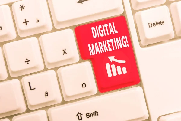 Signo de texto que muestra Marketing Digital. Productos o servicios conceptuales del mercado fotográfico que utilizan tecnologías en el teclado blanco de la PC del Internet con el papel de nota vacío sobre el espacio de copia de la llave del fondo blanco . — Foto de Stock