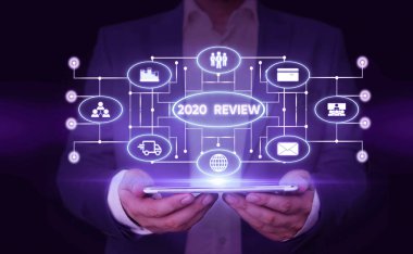 2020 İnceleme gösteren not yazma. Önceki yıl erkek sunum akıllı cihaz sunan resmi takım elbise giymek yapılan önemli olaylar veya eylemler görme Gösteren İş fotoğraf.