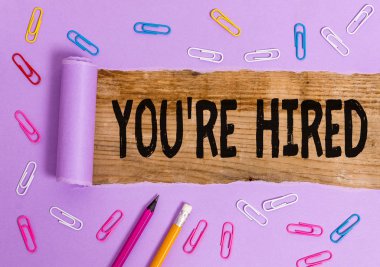 İşe Aldığınızı gösteren bir not yazıyorum. Yeni İş İstihdam Newbie Kayıtlı Kabul İşe Vitrine İş fotoğraf.