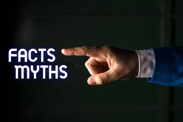 Tulisan tangan menulis Facts Myths. Konsep yang berarti kerja berdasarkan imajinasi bukan pada perbedaan kehidupan nyata tangan yang terisolasi menunjuk dengan jari. Konsep bisnis menunjuk jari . — Stok Foto