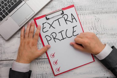 Ekstra Fiyat yazan el yazısı. Normal büyük derecenin ötesinde ekstra fiyat tanımı anlamına gelen kavram.