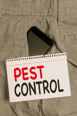 El yazısı metin Pest Control. Kavram anlamı Resmi iş pantolonu ön cebinde not kağıt yakınında bitkileri ve hayvancılık Smartphone cihaz saldırılar yıkıcı böcekler killing.