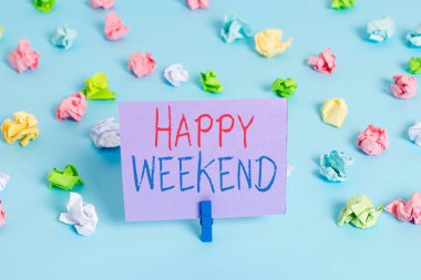 Kelime yazma metin Happy Weekend. Neşeli dinlenme gün için Iş kavramı Hiçbir ofis iş Harcama tatil Renkli buruşuk kağıtları boş hatırlatma mavi zemin arka plan clothespin.