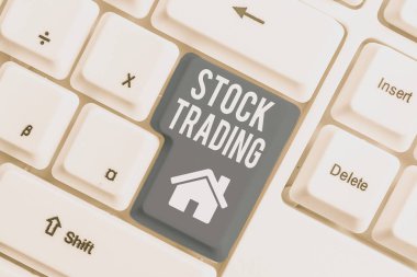 Hisse Senedi Alım Satım'ı gösteren kavramsal el yazısı. Beyaz arka plan üzerinde not kağıdı ile Exchange Floor Beyaz pc klavyede Menkul Kıymetler Elektronik Olarak Satın al ve Satmak Vitrin.