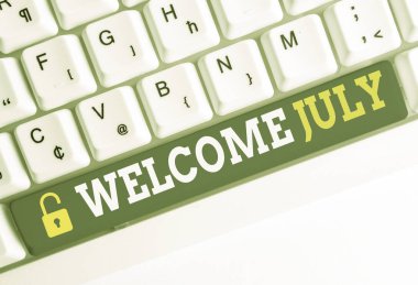 El yazısı metin Hoşgeldiniz Temmuz. Kavram anlamı Takvim Yedinci Ay 31days Üçüncü Çeyrek Yeni Sezon Beyaz pc klavye beyaz arka plan anahtar kopyalama alanı üzerinde boş not kağıdı ile.