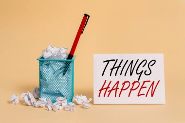 Things Happen'ı gösteren metin işareti. Kavramsal fotoğraf Durum Sonucu Eylem Bir şey çöp kutusuna yerleştirilen not kağıdı ile buruşturulmuş kağıt çöp ve sabit kontrol edemez.