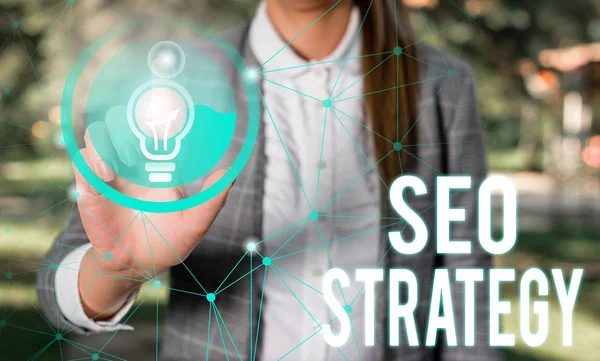 Handgeschreven tekst SEO strategie. Concept betekenis technieken en tactieken om de bezoekers van een website te vergroten vrouwelijke menselijke slijtage formele werk passen presenteren presentatie gebruik smartapparaat. — Stockfoto