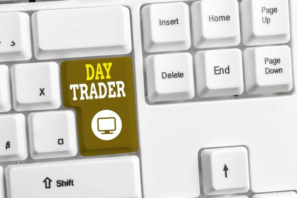 Signe texte montrant Day Trader. Photo conceptuelle A démontrant que acheter et vendre un instrument financier dans la journée Clavier pc blanc avec papier de note vide au-dessus de l'espace de copie de clé de fond blanc . — Photo