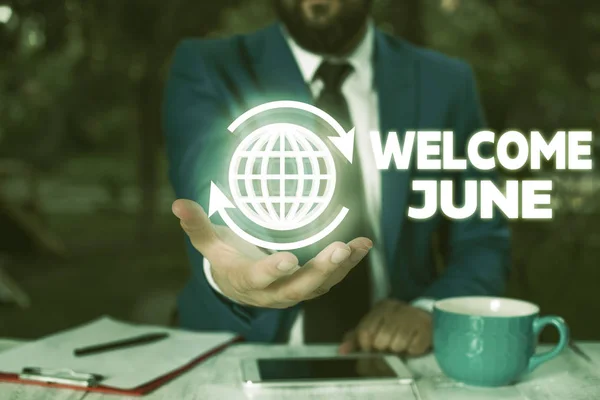 Escritura a mano conceptual que muestra Welcome June. Texto de la foto del negocio Calendario Sexto mes Segundo trimestre Treinta días Saludos . — Foto de Stock